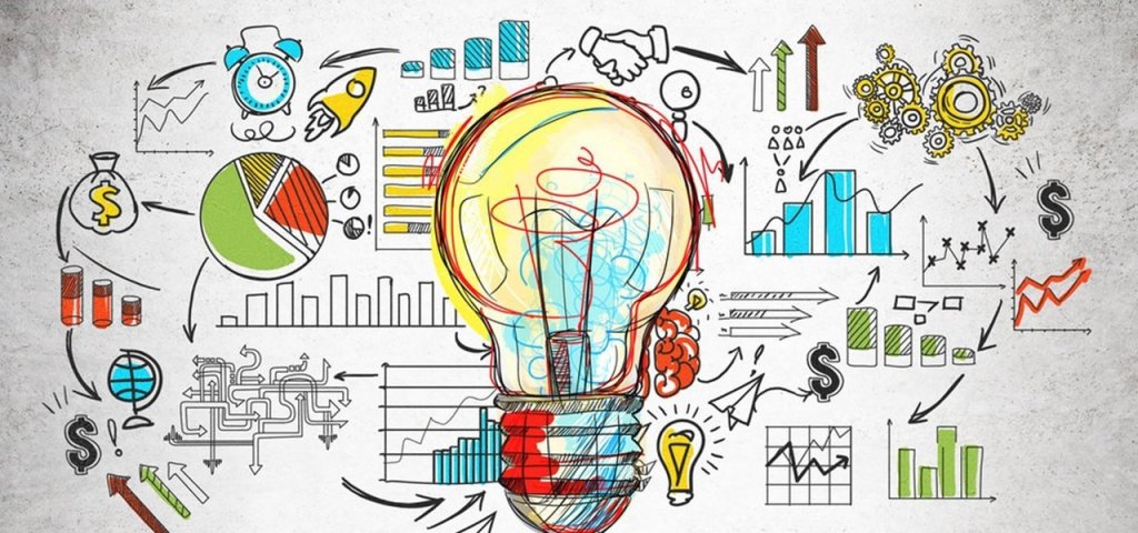Emprendedor explorando proyectos apasionantes para construir un negocio secundario exitoso. Profesional creativo evaluando oportunidades de negocio flexibles alineadas con valores personales.