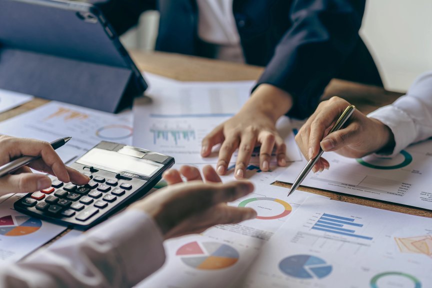 Emprendedor revisando un detallado plan de presupuesto en un espacio de trabajo moderno Ilustración de estrategia de flujo de efectivo y gestión efectiva del presupuesto para un nuevo negocio