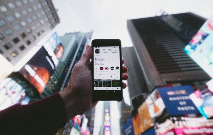 Emprendedor aprovechando el marketing en redes sociales para mejorar la visibilidad del negocio. Estrategia de contenido dinámica impulsando el conocimiento de la marca y la participación de la audiencia.