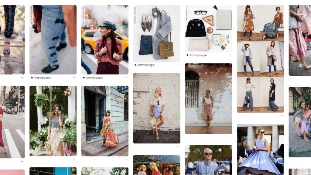 Emprendedor de moda planeando una campaña de marketing en la computadora portátil y el teléfono