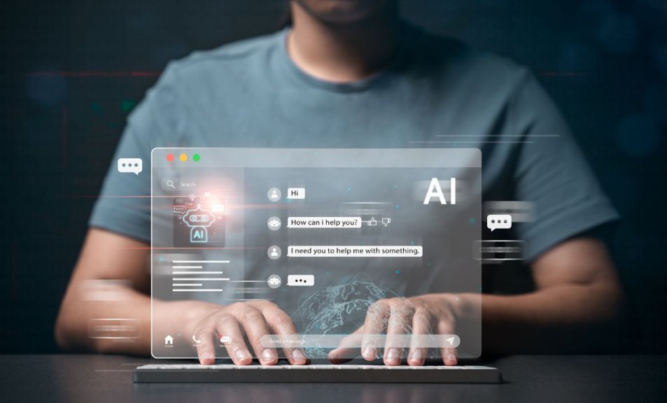 Marketeros digitales planeando estrategias futuras utilizando IA y herramientas de datos